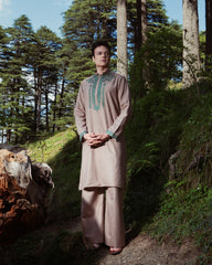 Kashmiri Aari in verdant green,